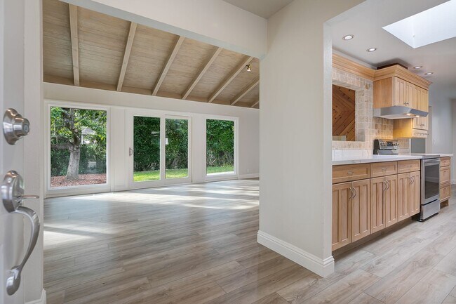 Building Photo - Rarely available Ivy Drive home for Lease!