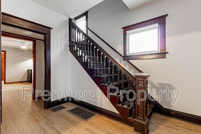 Building Photo - 108 S Hardy Ave