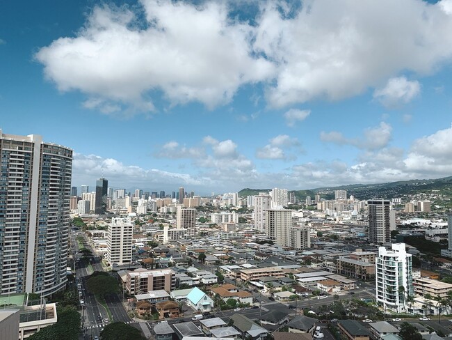 Building Photo - Ala Wai Plaza Skyrise Updated Unit!