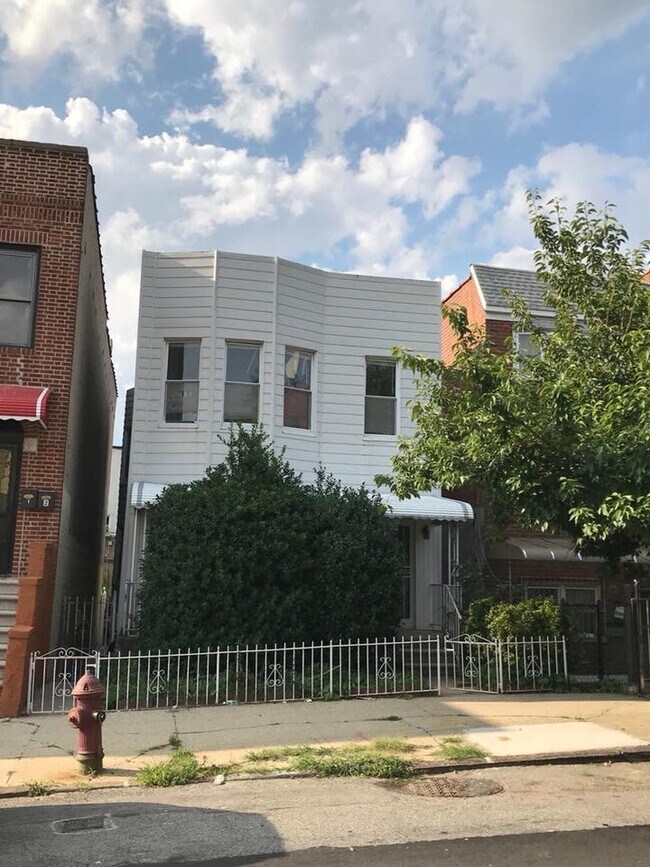 Building Photo - 865 Kinsella St