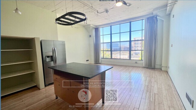 Building Photo - Spacious and light loft in an amazing buil...