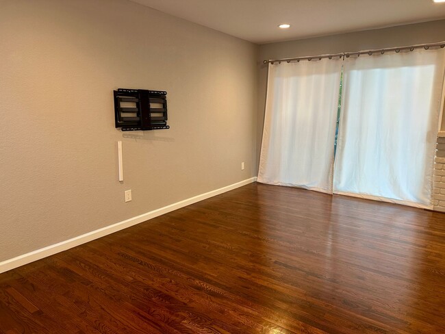 Building Photo - Sharp and Beautilful End Unit Condo in San...