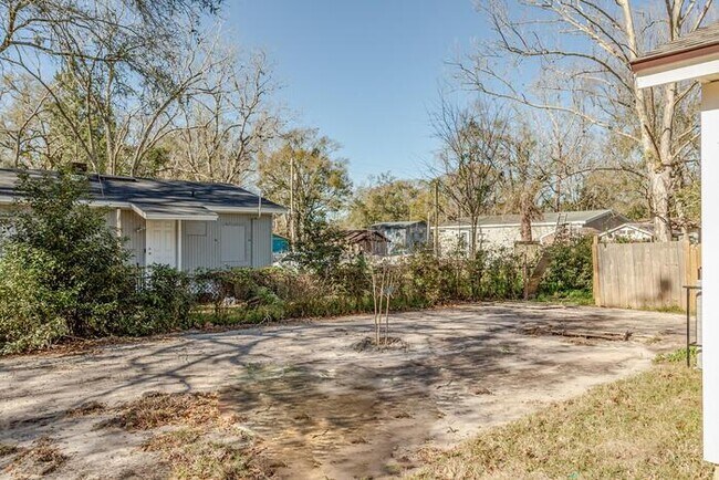 Building Photo - 7956 Siskin Ave