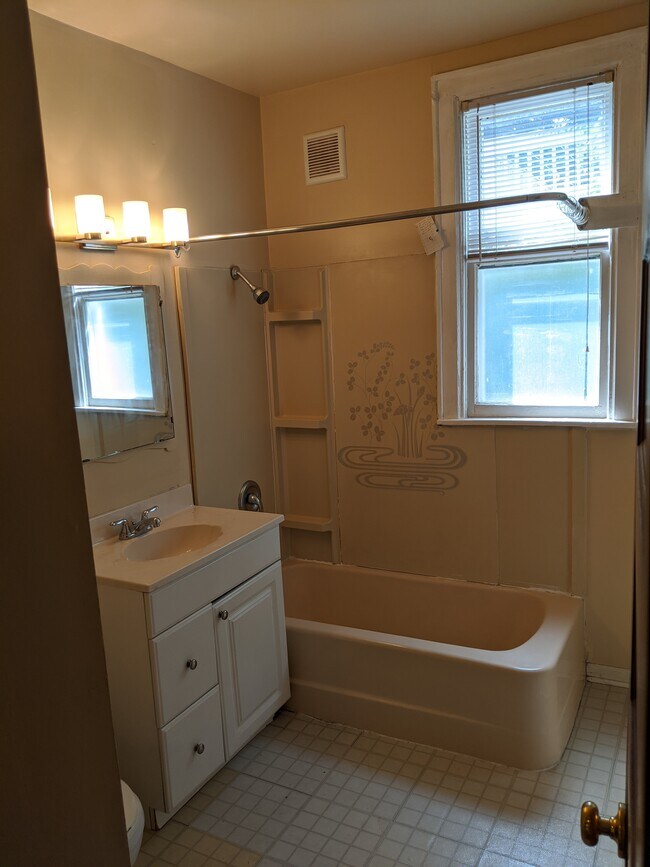 Foto del edificio - 2726 N Downer Ave