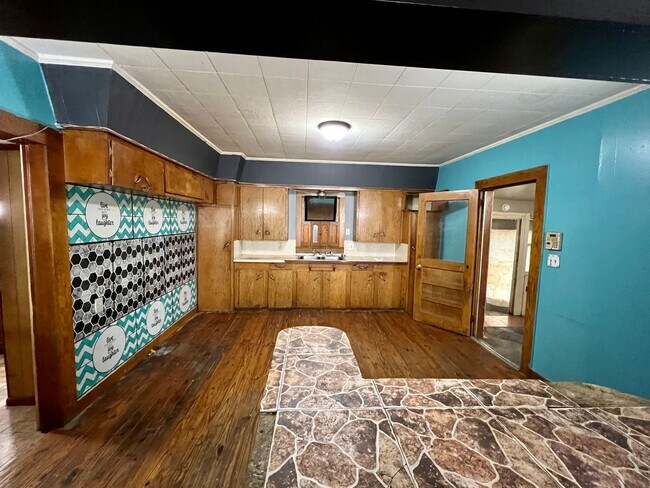 Building Photo - 3 Bedroom, 1.5 bathroom Home Available Now!