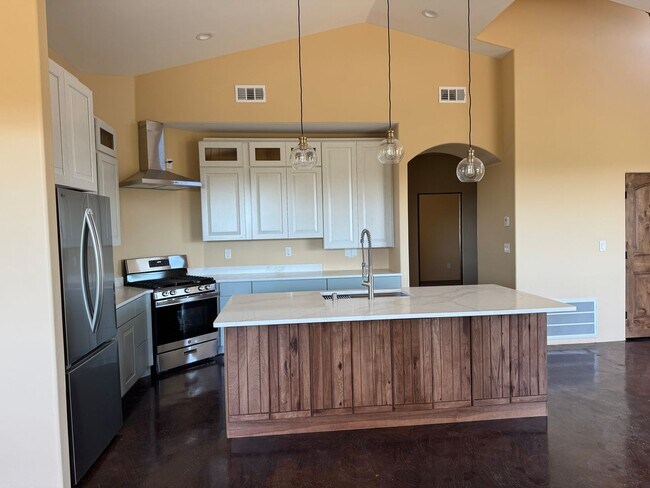 Foto del edificio - Brand new 3 bedroom, 2 bathroom home in Cedar Crest, NM