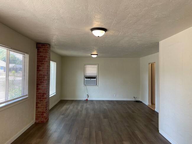 Building Photo - Nice 3 bedroom 1 Bath Home-Fully Fenced Ba...