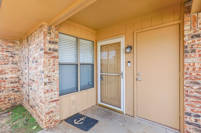 Building Photo - 2 Bedroom Duplex