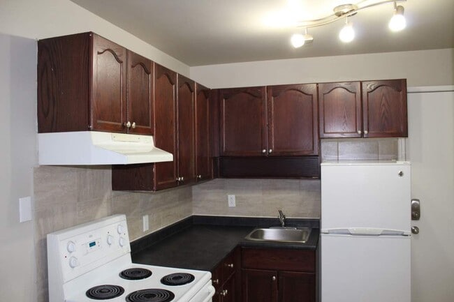 Building Photo - Lorraine Manor