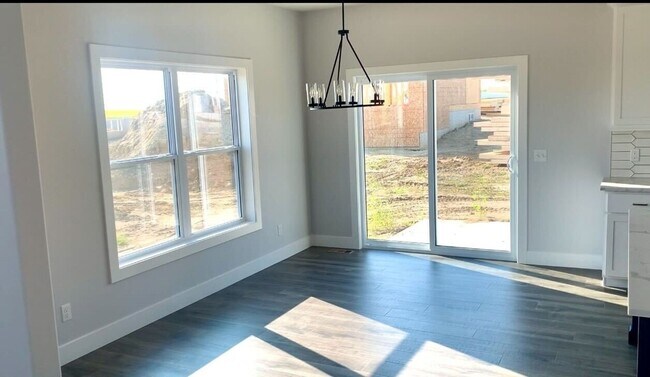 Foto del edificio - Spacious 5 Bed Home in Bloomington