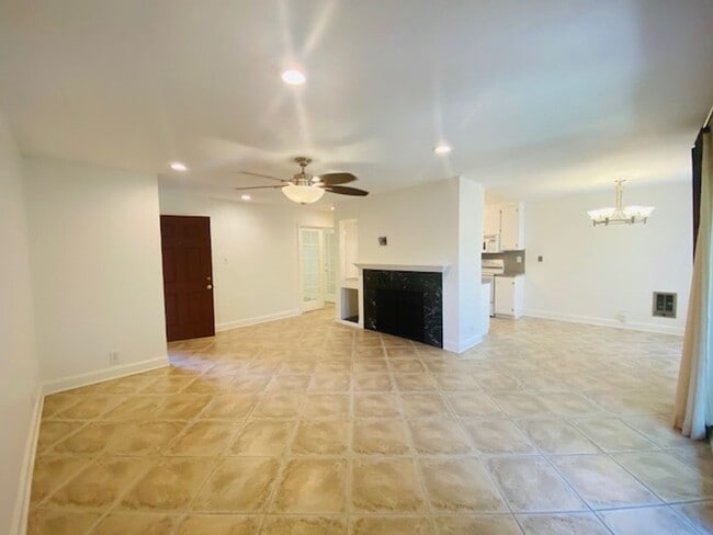 Building Photo - Charming 3BD/2BA Lower Unit Condo, The Vin...