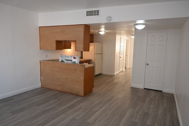 Building Photo - NLV - 2 BED - 1 BATH APARTMENT -NO PETS - ...