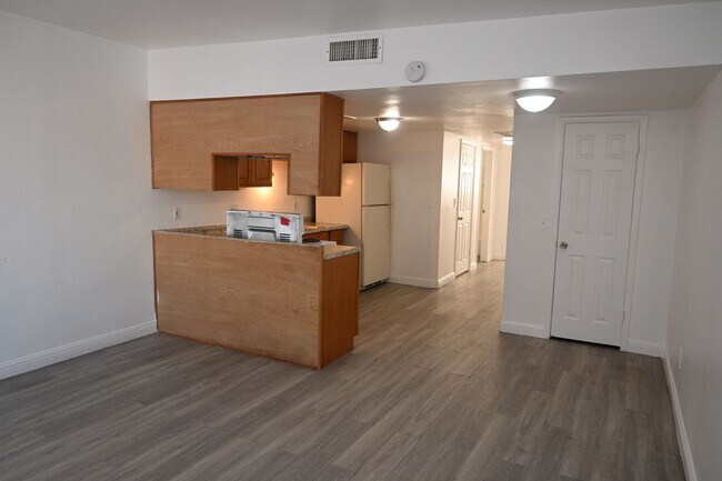 Foto del edificio - NLV - 2 BED - 1 BATH APARTMENT -NO PETS - ...