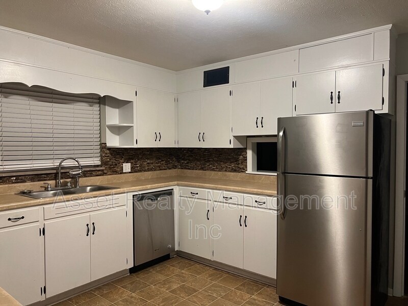 Foto principal - 412 W Meadecrest Dr