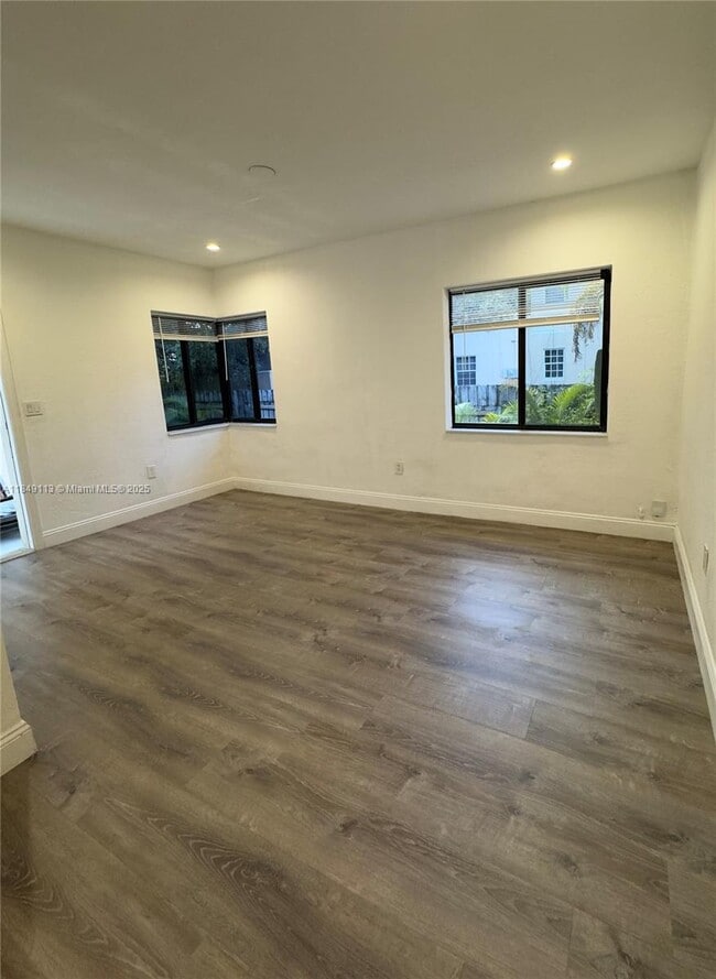 Building Photo - 560 NE 69th St