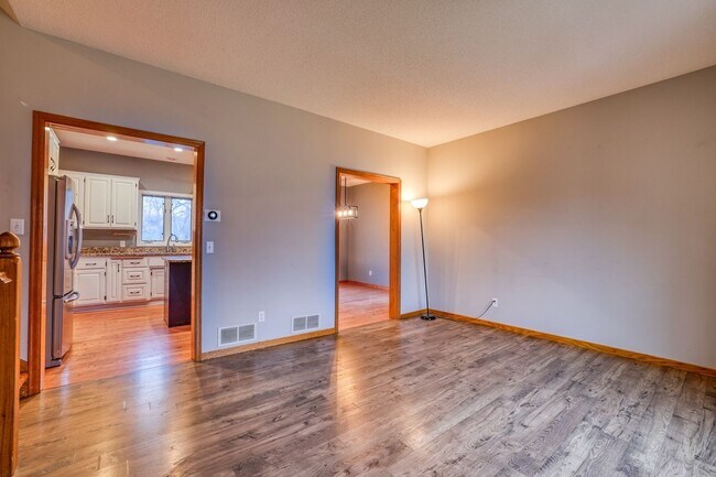 Foto del edificio - 4BR House in Family Neighborhood Maple Grove