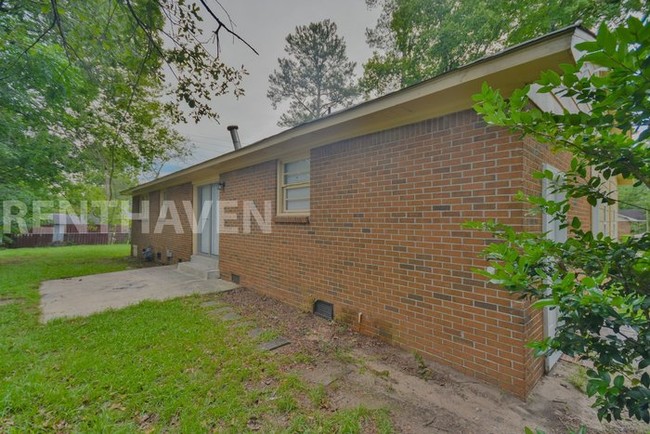 Building Photo - Come Fall In Love with This Beauty!