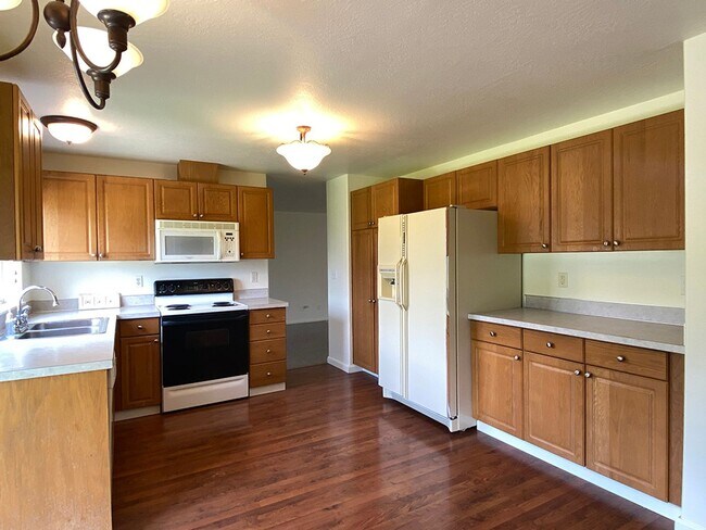 Building Photo - Beautiful and Spacious 4 Bedroom Albany Home