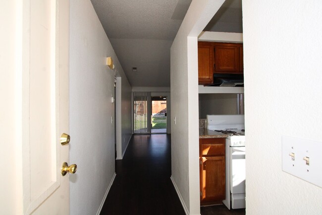 Building Photo - Single-Story 2-Bedroom House in Colton!