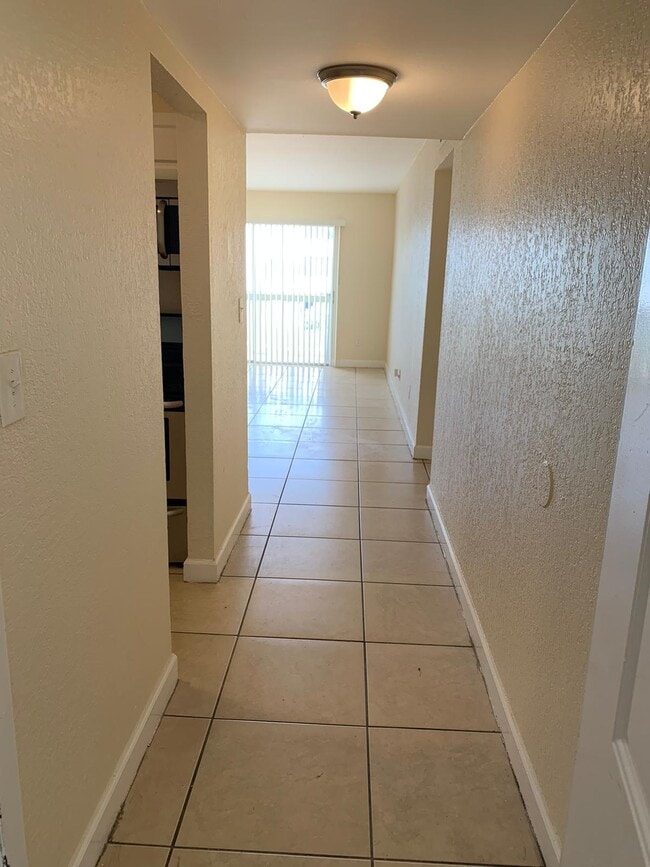 Building Photo - 15221 NE 6th Ave