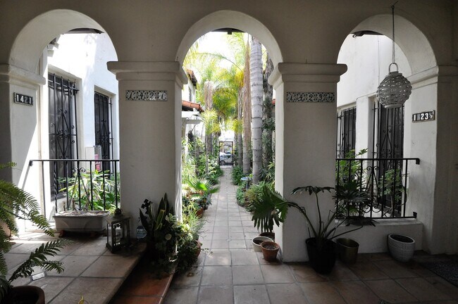 Foto del edificio - 1417 S Crescent Heights Blvd