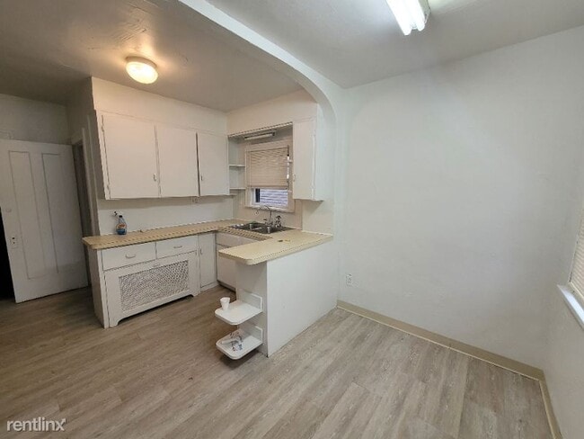 Building Photo - 3 br, 1 bath House - 787 Thornhill Drive
