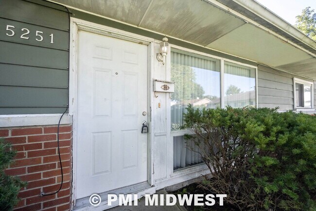 Building Photo - "Charming 3-Bedroom Home with 1451 Sq Ft of Comfort in Indianapolis!"