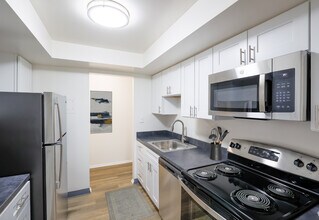 Building Photo - Village at Mayfield