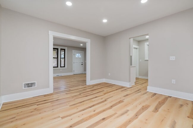Building Photo - SCORE 50% OFF 1ST MONTH'S RENT IF SIGNED BY MARCH 6! Newly Renovated 3 Bedroom home in Bridgevill...