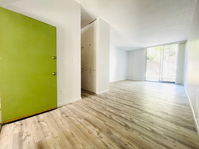 Building Photo - 2000 Ivar Ave