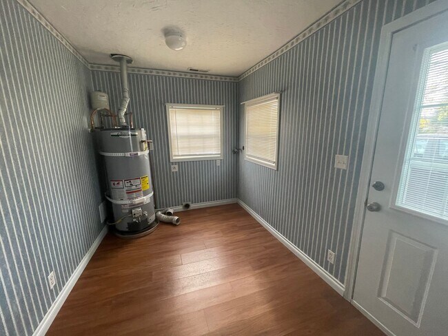 Building Photo - 5 Bedroom Home in Hucrest