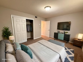 Bedroom - Cascades on the River