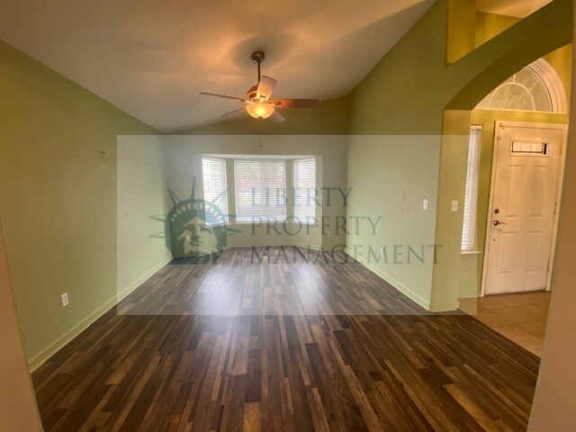 Foto del edificio - 15655 Wooten Ct