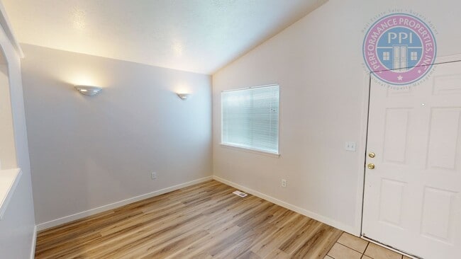 Building Photo - Two Level Cascadia Village Home- Great Flo...