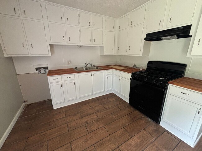 Building Photo - Half off first month rent!  Remodeled in Airline School District... Close to Barksdale Air Force ...