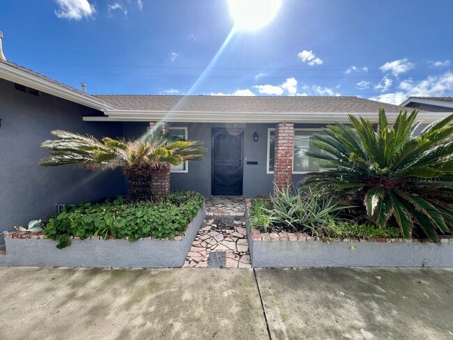 Foto del edificio - 4 Bedroom home available in Huntington Beach