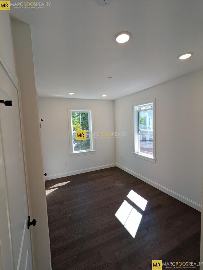 Building Photo - 206 Everett St