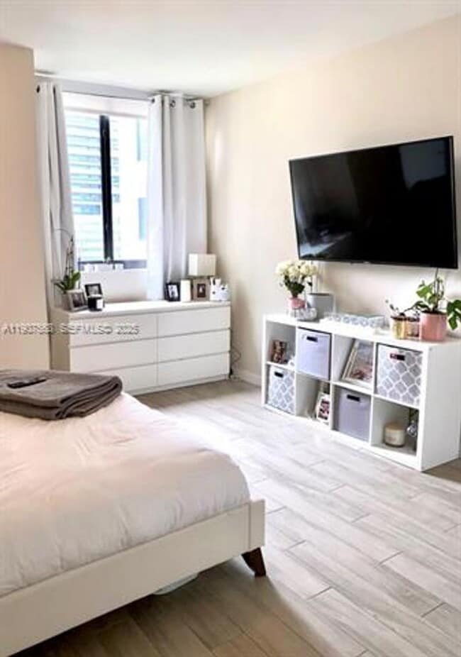 Building Photo - 999 SW 1st Ave