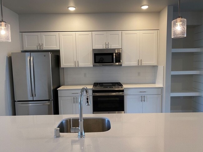 Building Photo - Modern 3 Bedroom, 3 Bath Townhome with 2-Car Garage! Move in today pay no rent till 1/1/2025