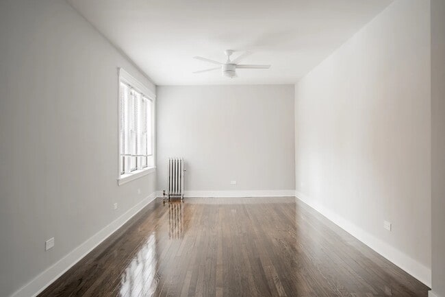 Building Photo - 5162 W Montrose Ave