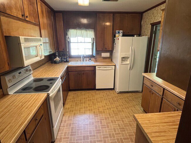 Kitchen - 3555 Foxhall Dr