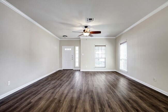 Photo - Beautiful 3 Bedroom 2 1/2 in trophy ridge House