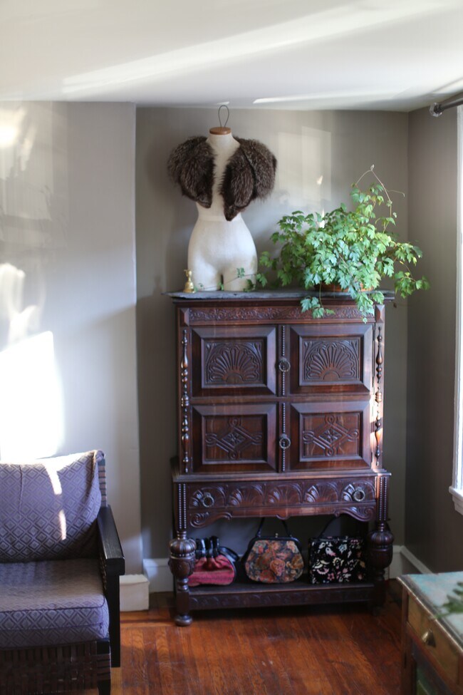 Natural light - 2021 W Girard Ave