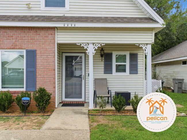 Foto del edificio - "Charming 3-Bed, 3-Bath Gem on Sweetbriar Street - Spacious 1320 Sq Ft in Cantonment, FL!"