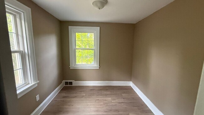 Foto del edificio - 335 Claremont St