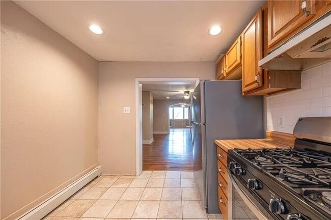 Building Photo - Spacious 3 BR 1 Bath - Updated, Fenced in ...