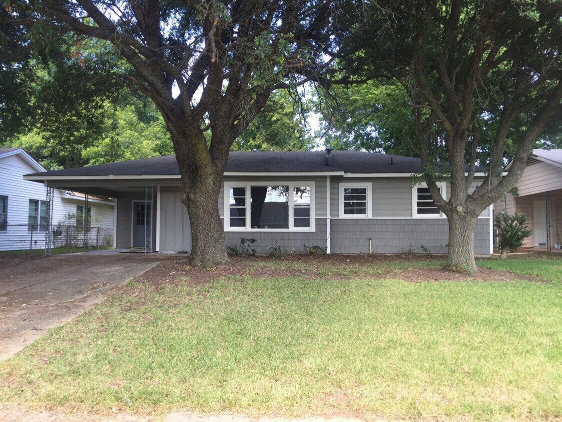 Primary Photo - 1510 Leslie St