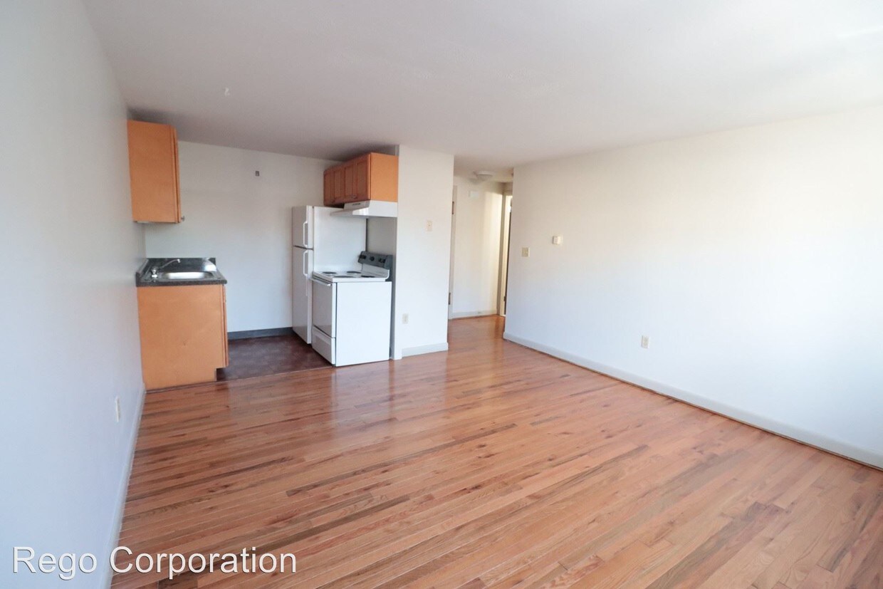Primary Photo - 180 Bond St