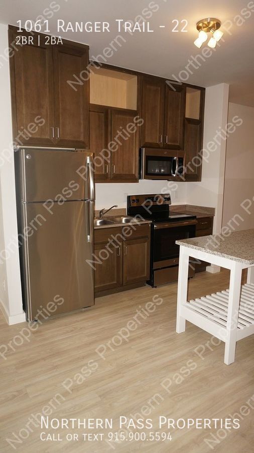 Building Photo - Modern 2 BDR Eastside Apartment! 2 Weeks F...