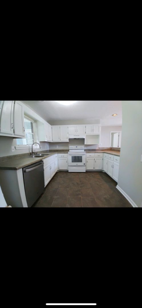 Building Photo - Renovated 3 Bedroom 2.5 Home for Rent!